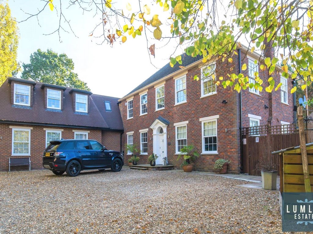 6 bed detached house for sale in The Drive, Radlett, Hertfordshire WD7