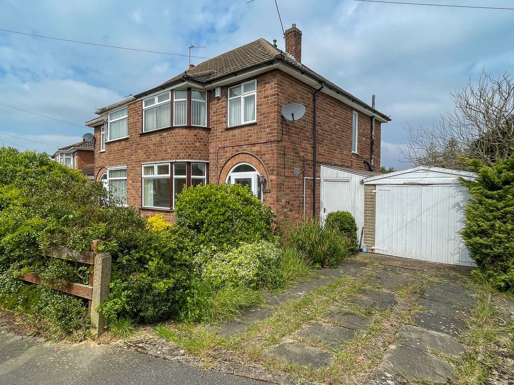 3 bed semidetached house to rent in Thorpe Drive, Leicester LE18, £875