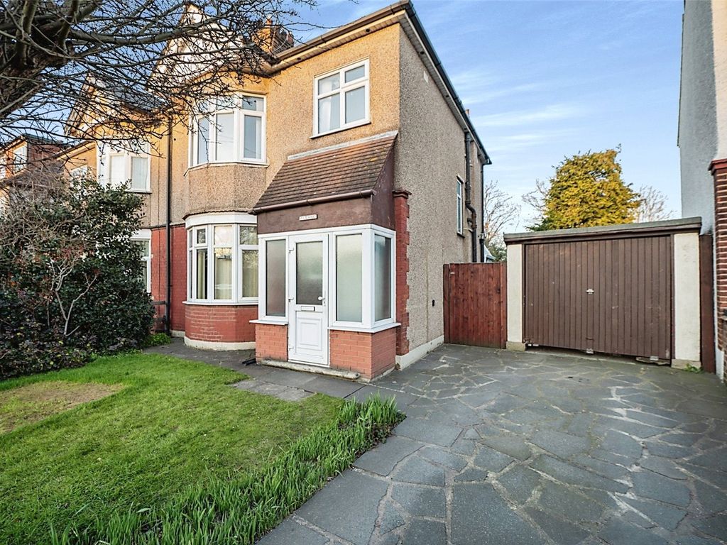 3 bed semidetached house for sale in London Road, Aveley, South
