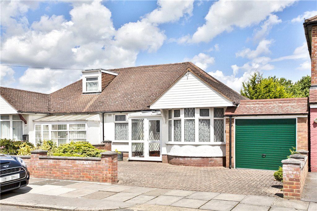 3 bed bungalow to rent in Sheringham Avenue, Twickenham TW2, £2,600 pcm