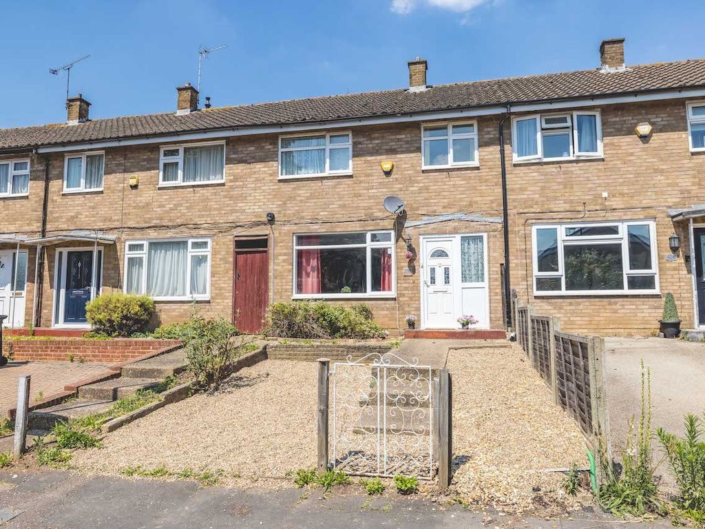 3 bed terraced house for sale in Pemberton Road, Slough SL2, £385,000