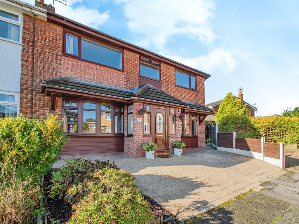4 bed semidetached house for sale in Moss Close, Radcliffe, Manchester