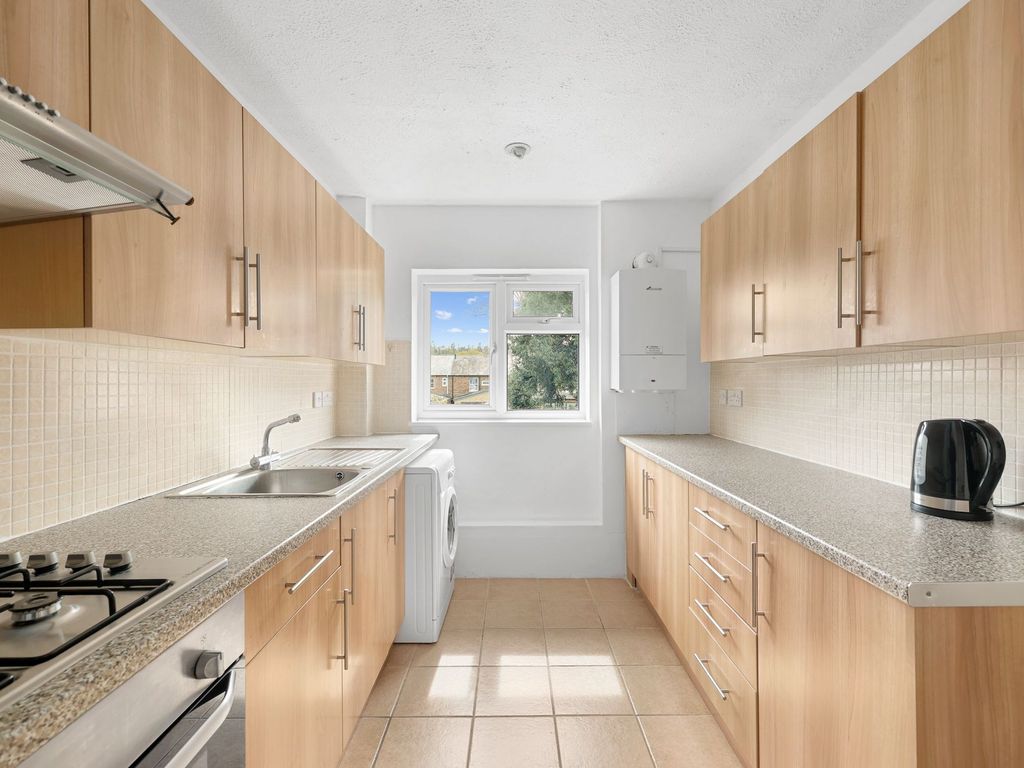 2 bed flat to rent in Garson Road, Esher KT10 Zoopla