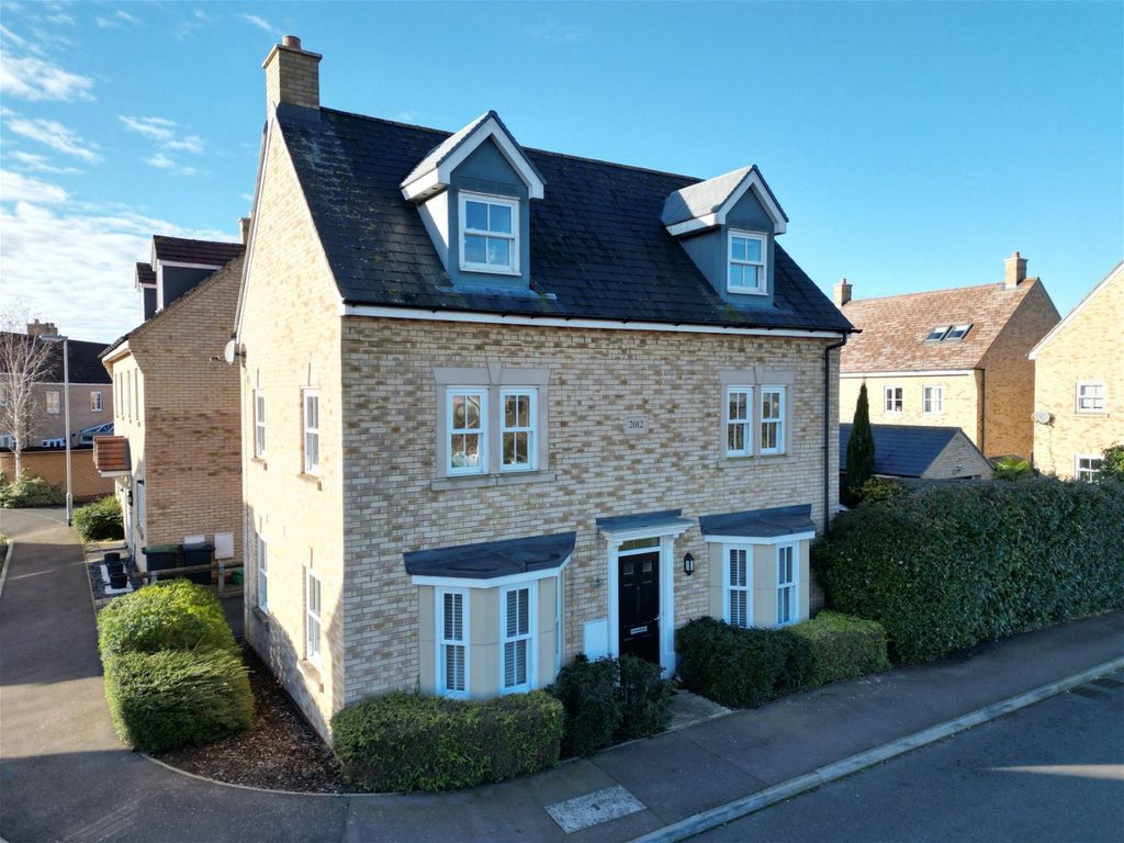 4 bed detached house for sale in Torquay Close, Biggleswade SG18, £