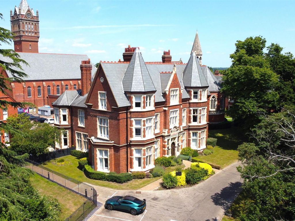 3 bed flat for sale in Montague House, Repton Park, Woodford Green IG8