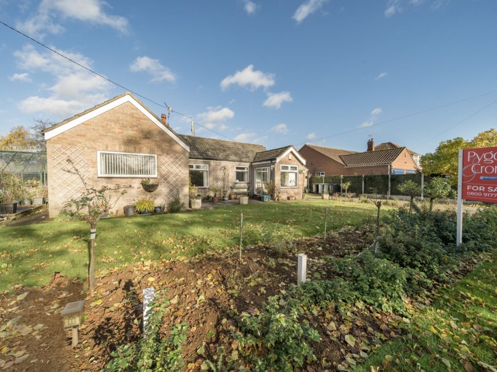 3 bed detached bungalow for sale in South Heath Lane, Fulbeck, Grantham