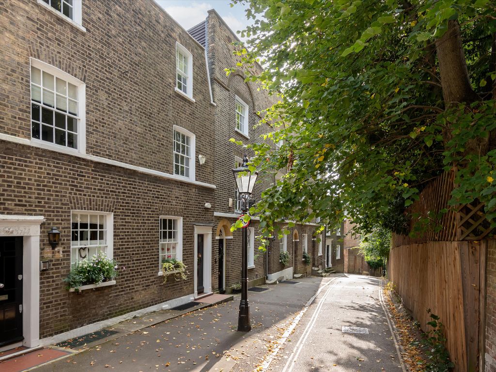 3 bed terraced house for sale in Mount Vernon, Hampstead, London NW3, £