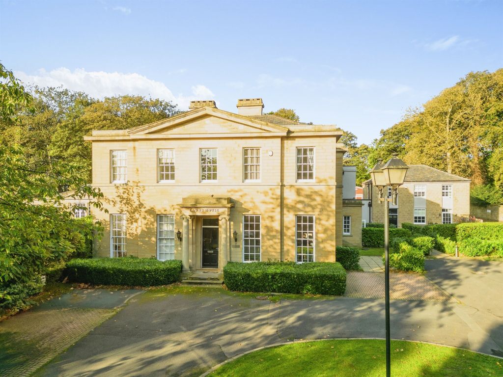 3 bed terraced house for sale in Chapel Lane, New Farnley, Leeds LS12