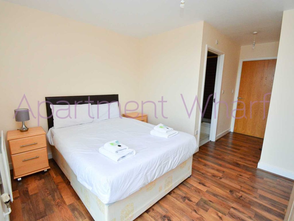 Room to rent in Proton Tower, Blackwall Way, Canary Wharf E14, £1,387