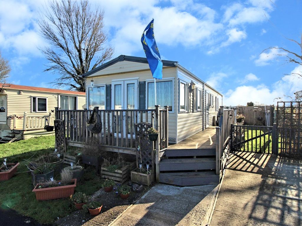 2 bed mobile/park home for sale in Chichester Road, Bognor Regis, West