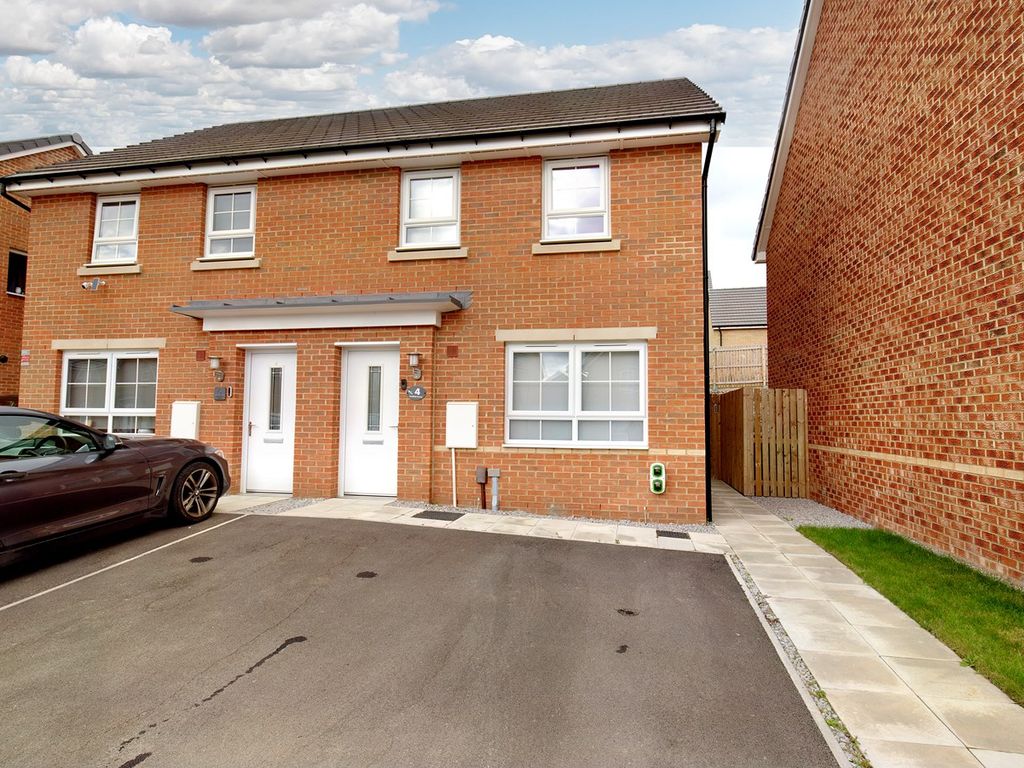 3 bed semidetached house for sale in Bradfield Avenue, Morley, Leeds