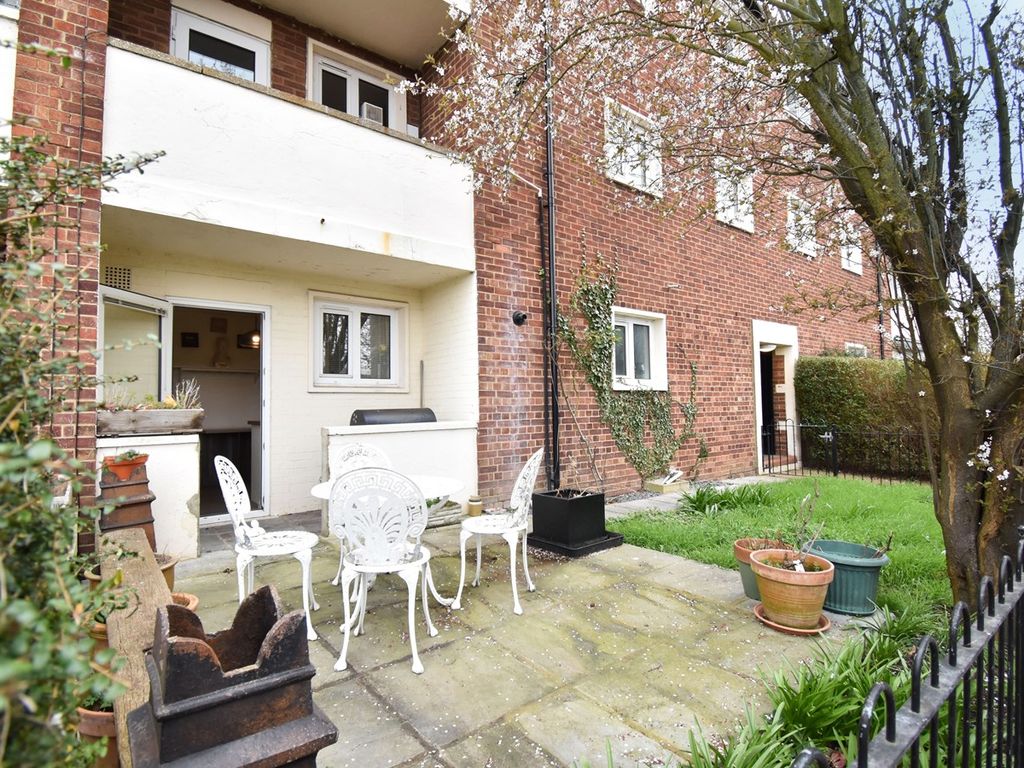 1 bed flat for sale in Nelson Close, WaltonOnThames KT12 Zoopla