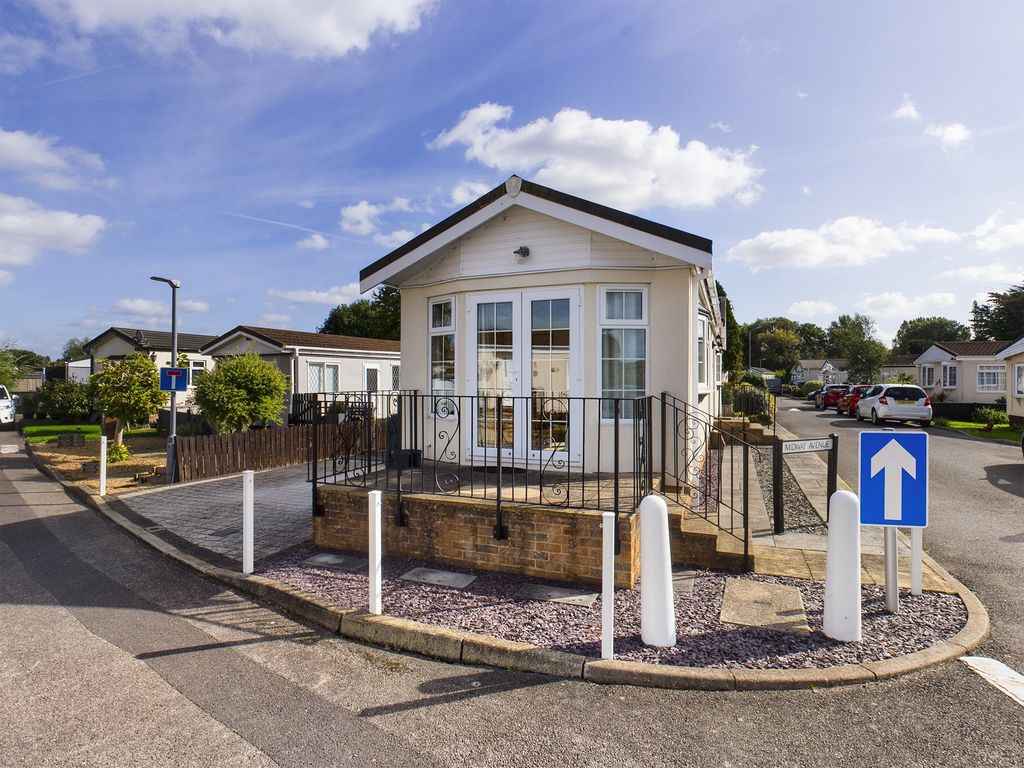 2 bed mobile/park home for sale in Midway Avenue, Penton Park, Chertsey