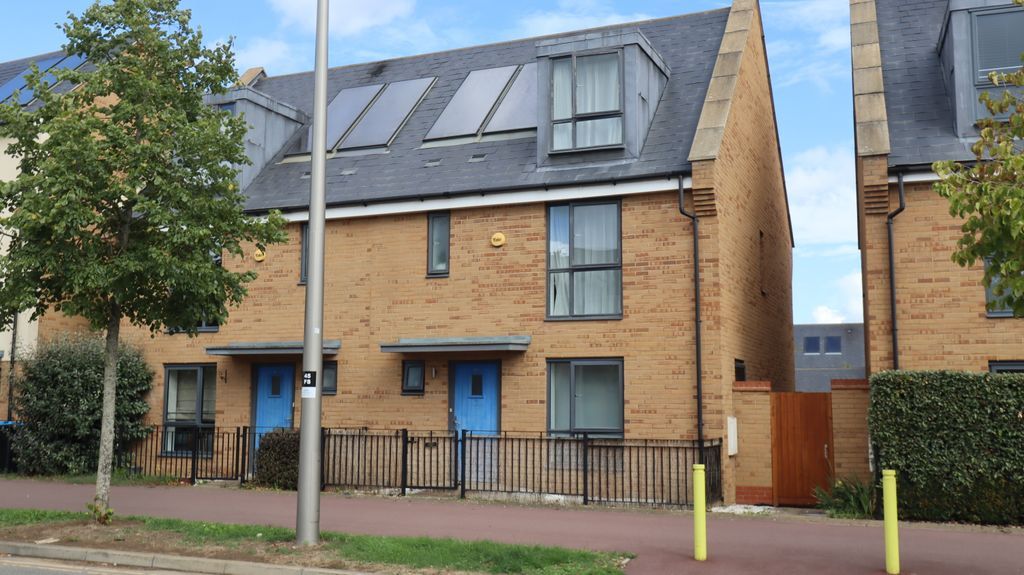 4 bed semidetached house for sale in Fen Street, Brooklands, Milton