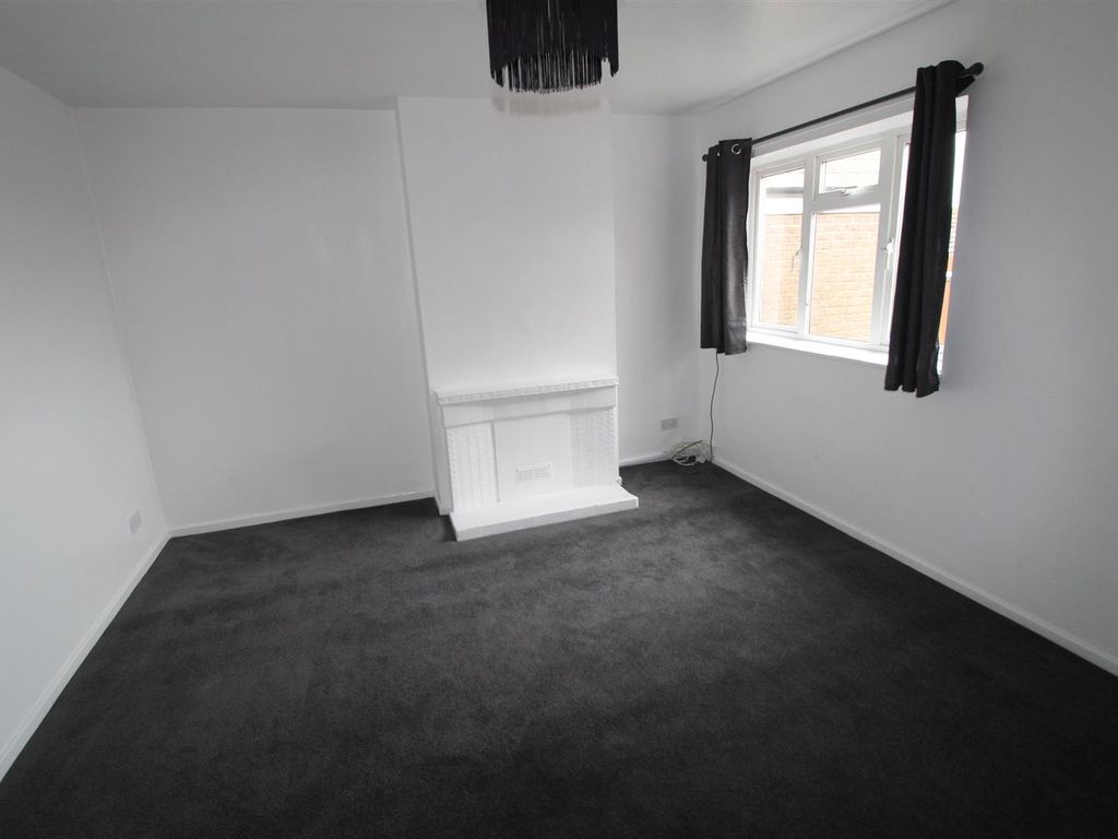 2 bed flat to rent in Manor Road, Caddington, Luton LU1, £950 pcm Zoopla