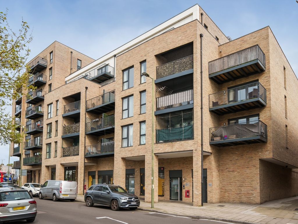 2 bed flat to rent in Cricklewood Lane, London NW2, £2,400 pcm - Zoopla