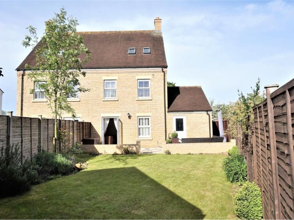 4 bed semidetached house for sale in Dunsley Vale Wichelstowe