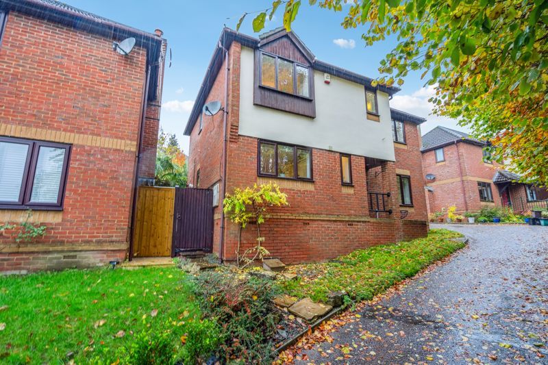 4 bed detached house for sale in Windrush Drive, High HP13, £