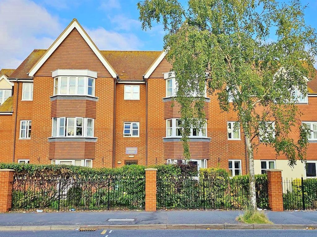 1 bed flat for sale in Connaught Avenue, FrintonOnSea CO13, £132,500