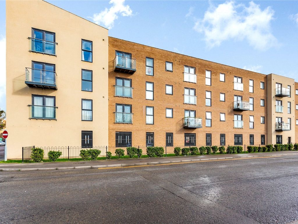 1 bed flat to rent in Dock Road, Tilbury, Essex RM18, £1,050 pcm Zoopla