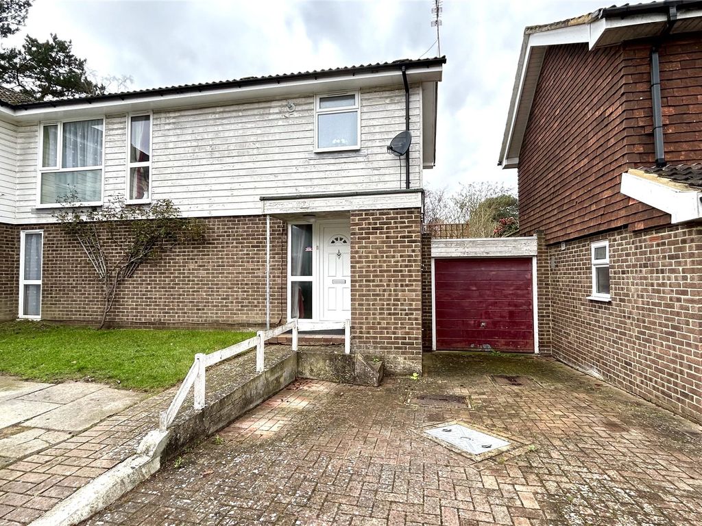 3 bed semidetached house for sale in Spinis, Bracknell, Berkshire RG12