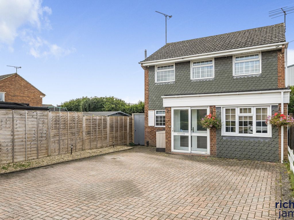 3 bed detached house for sale in Ermin Street, Stratton, Swindon SN3, £