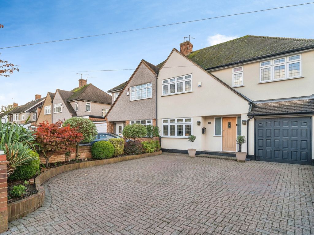 5 bed semidetached house for sale in Fleet Close, Upminster RM14, £