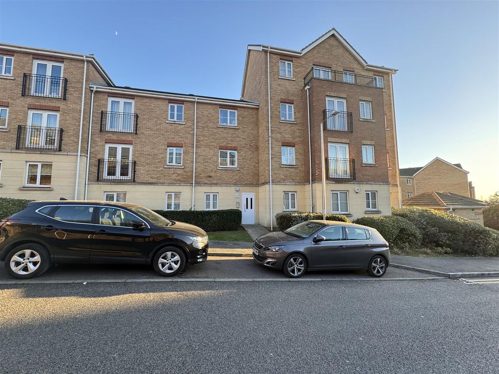 2 bed flat for sale in Coniston Avenue, Purfleet RM19, £210,000 Zoopla