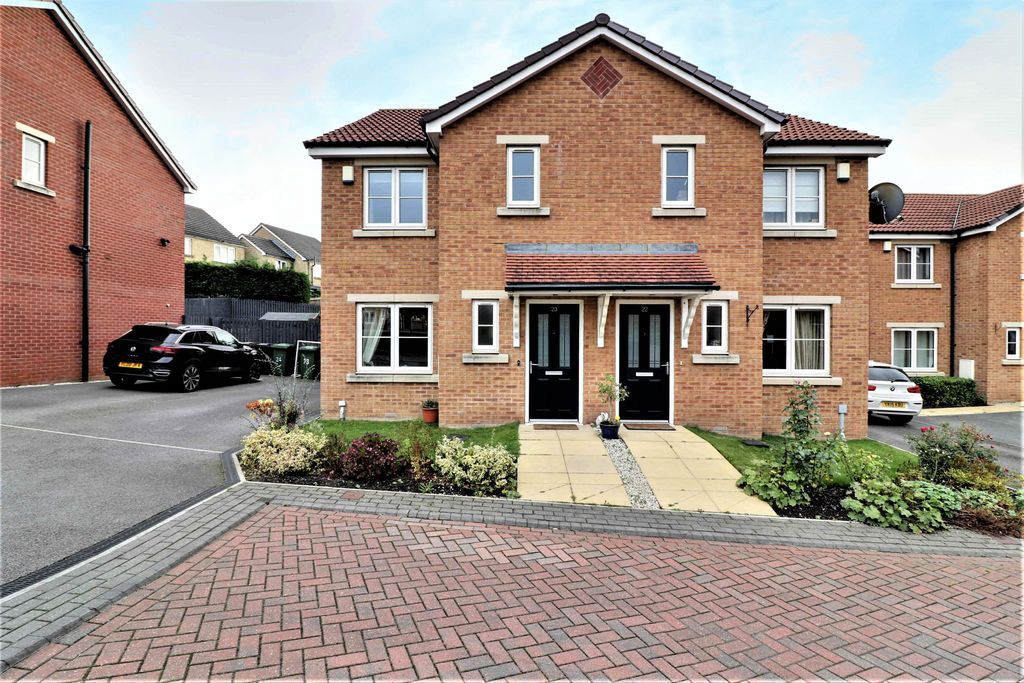 3 bed semidetached house for sale in Phoenix Way, Gildersome, Morley