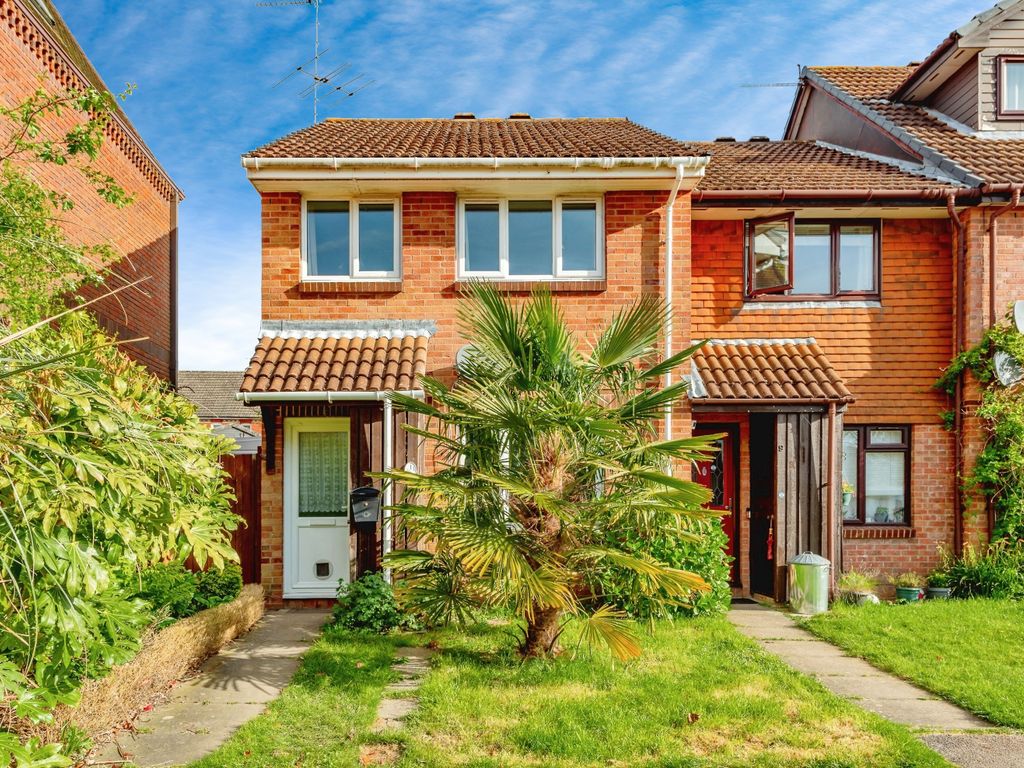 3 bed end terrace house for sale in Manor Fields, Horsham RH13, £