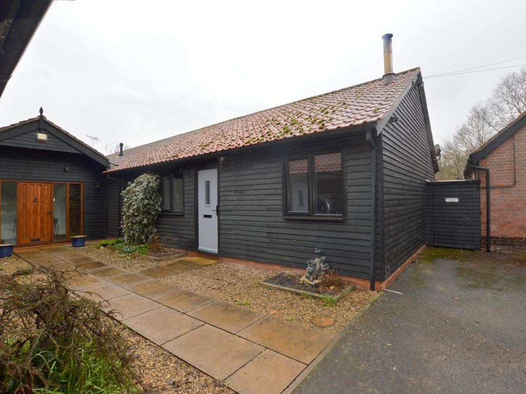 2 bed bungalow to rent in Lower Holt Street, Earls Colne, Colchester