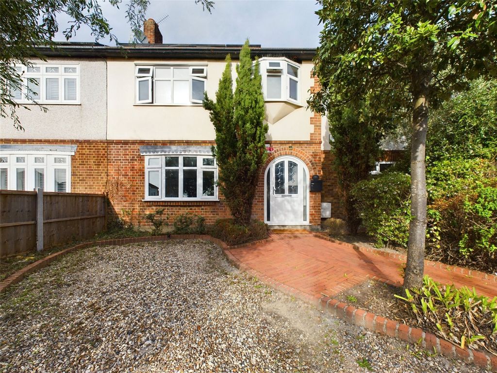 5 bed semidetached house for sale in Havering Road, Romford RM1, £