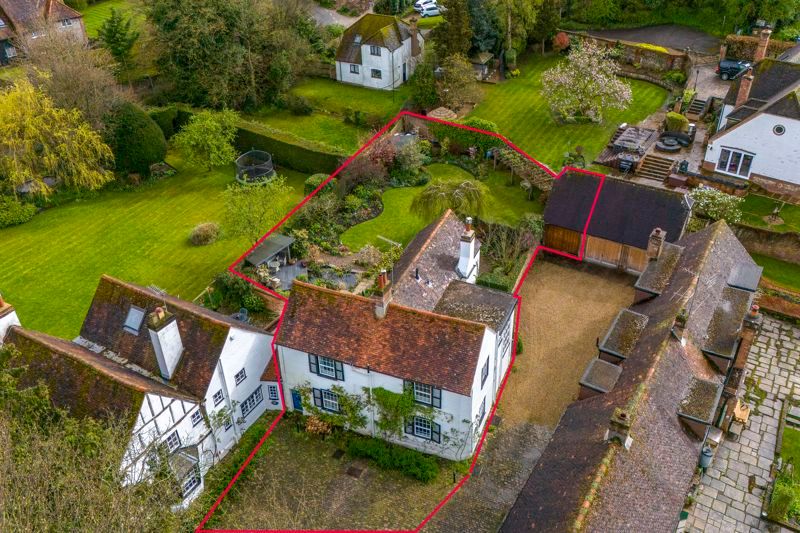 3 bed detached house for sale in Bassetsbury Lane, High HP11, £