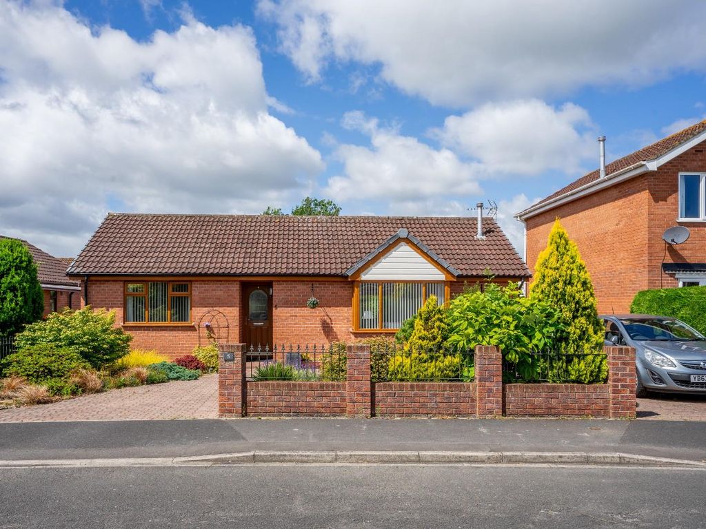 3 bed detached bungalow for sale in Wheatcroft, Strensall, York YO32, £
