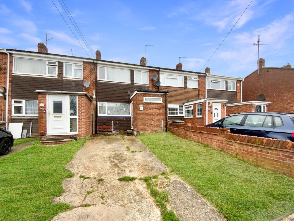 3 bed terraced house for sale in Easingwold Gardens, Luton