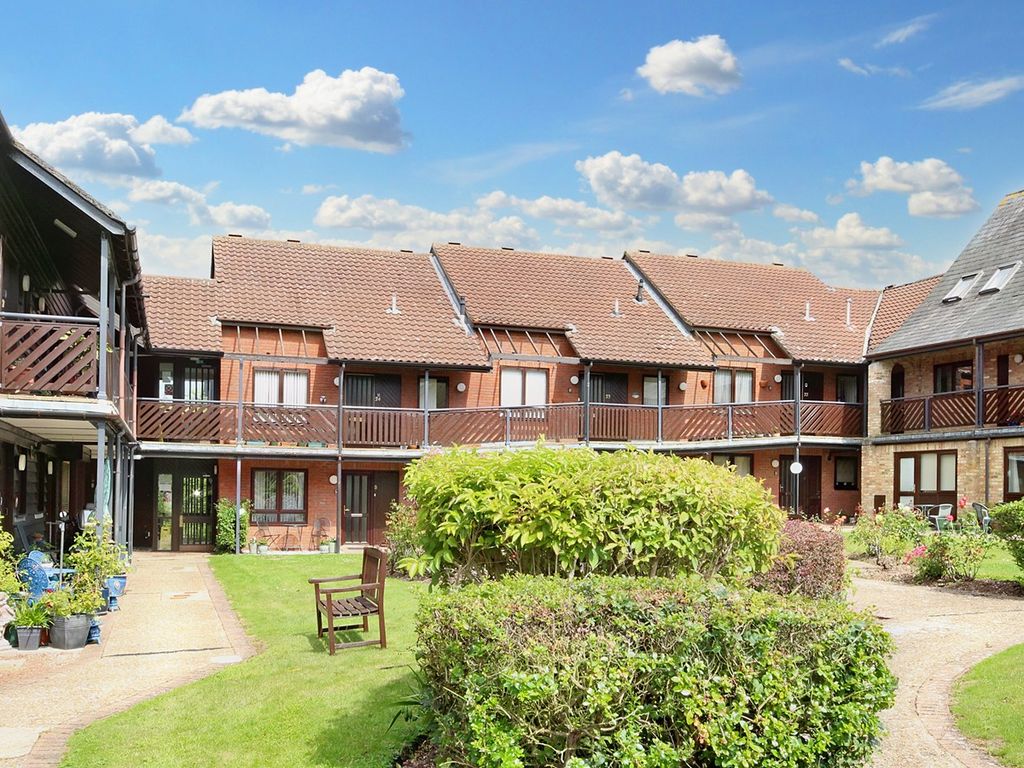 2 bed property for sale in Norton Road, Letchworth Garden City SG6, £