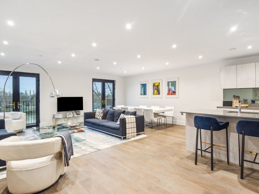 3 bed flat to rent in Boat Race House, 63 Mortlake High Street, London