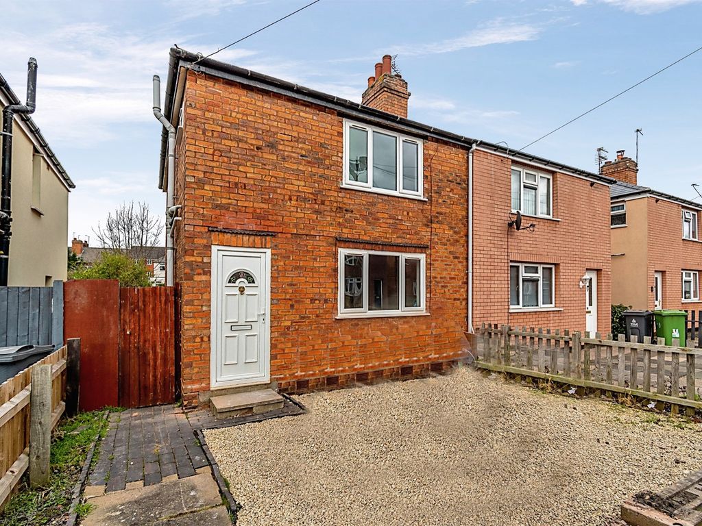 3 bed semidetached house to rent in Peach Avenue, Darlaston