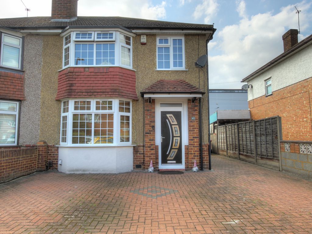 3 bed semidetached house for sale in Salisbury Avenue, Slough SL2, £