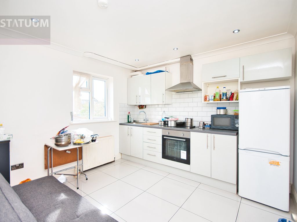 2 bed flat to rent in Eastern Avenue, Gants Hill, Newbury Park, Ilford
