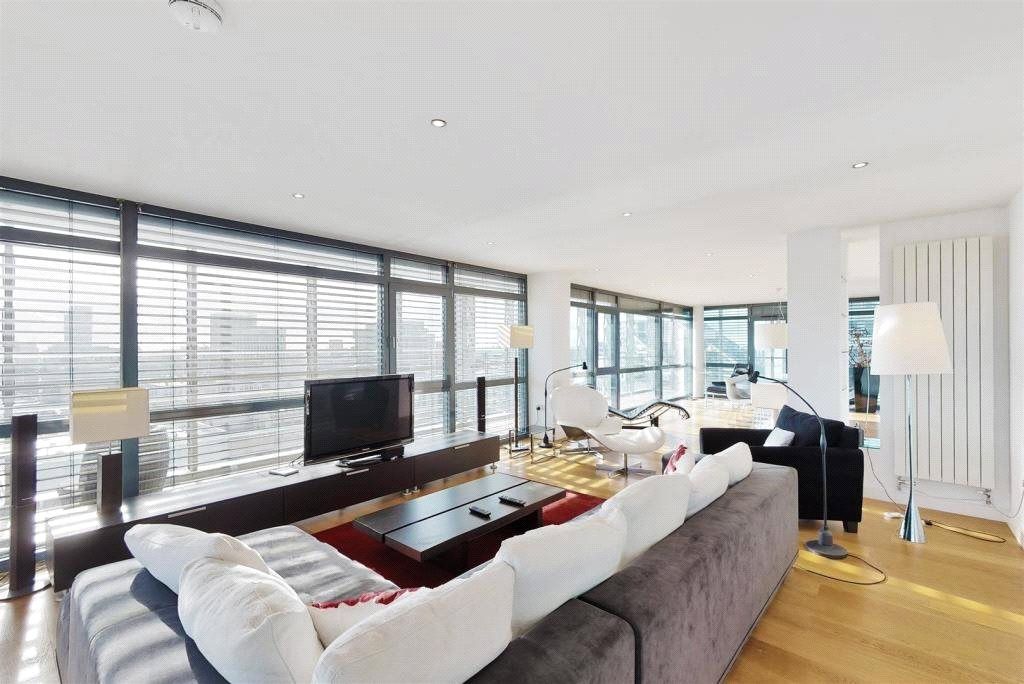 2 bed flat to rent in Britton Street, Clerkenwell, London EC1M, £3,545