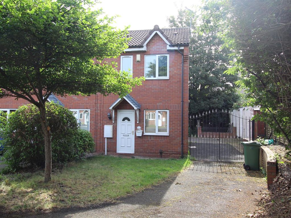 2 bed property to rent in Byrchen Moor Gardens, Brierley Hill DY5, £825