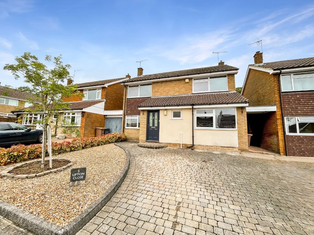 5 bed detached house for sale in Upton Close, Luton, Bedfordshire LU2