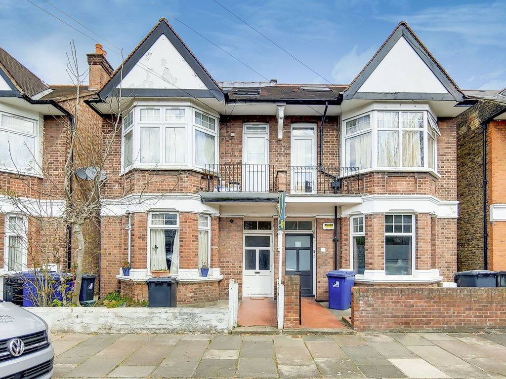 Studio to rent in Whitehall Gardens, Ealing Common, London W3, £1,450