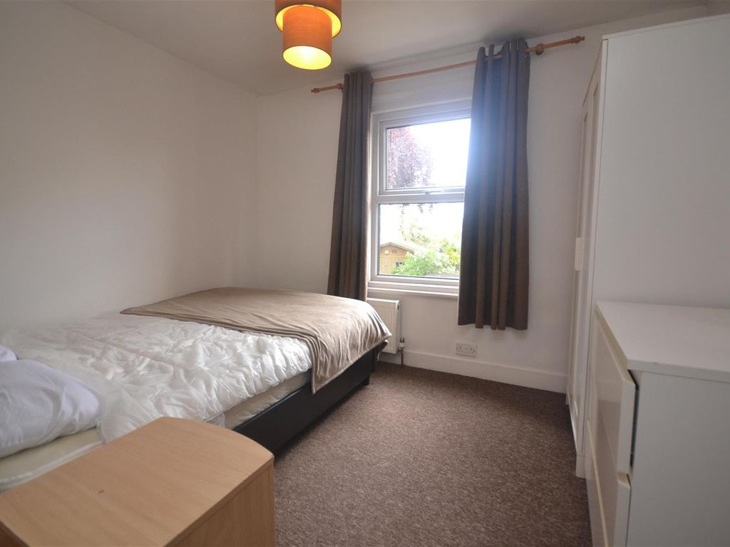 Room to rent in London Road, Wokingham, Berkshire RG40, £625 pcm Zoopla