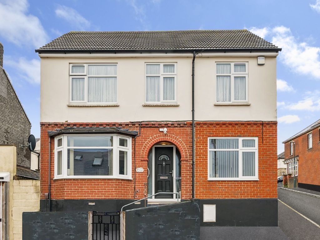 4 bed detached house for sale in Beaconsfield Road, Chatham, Kent. ME4