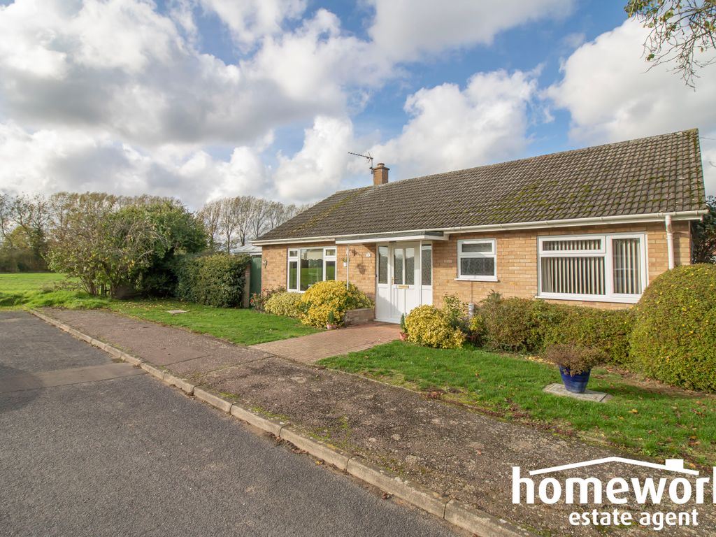 3 bed detached bungalow for sale in Hunter Avenue, Mattishall NR20, £