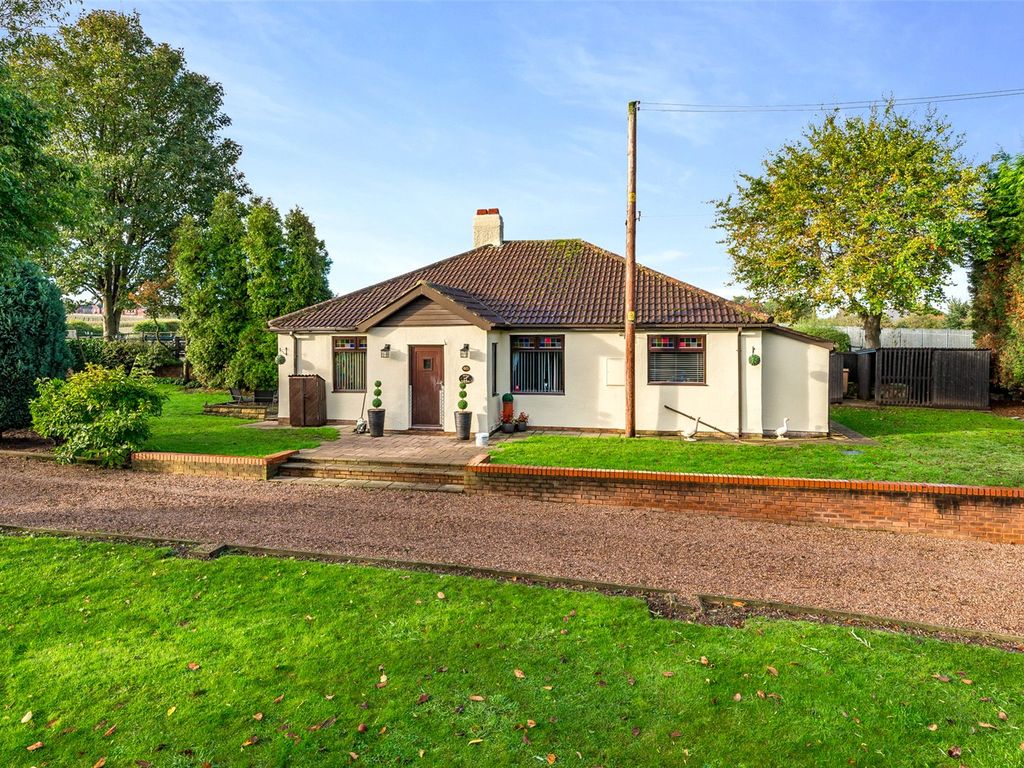 3 bed detached bungalow for sale in Knottingley Road, Pontefract, West