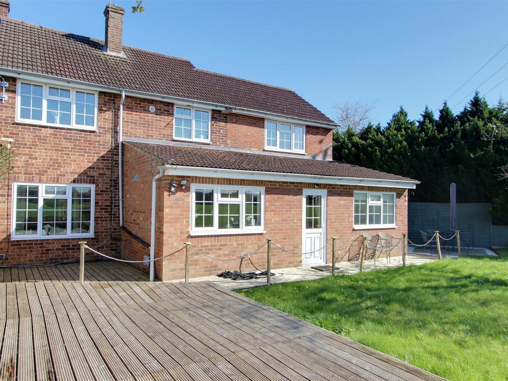 4 bed property for sale in Chequers Close, Pitstone, Leighton Buzzard