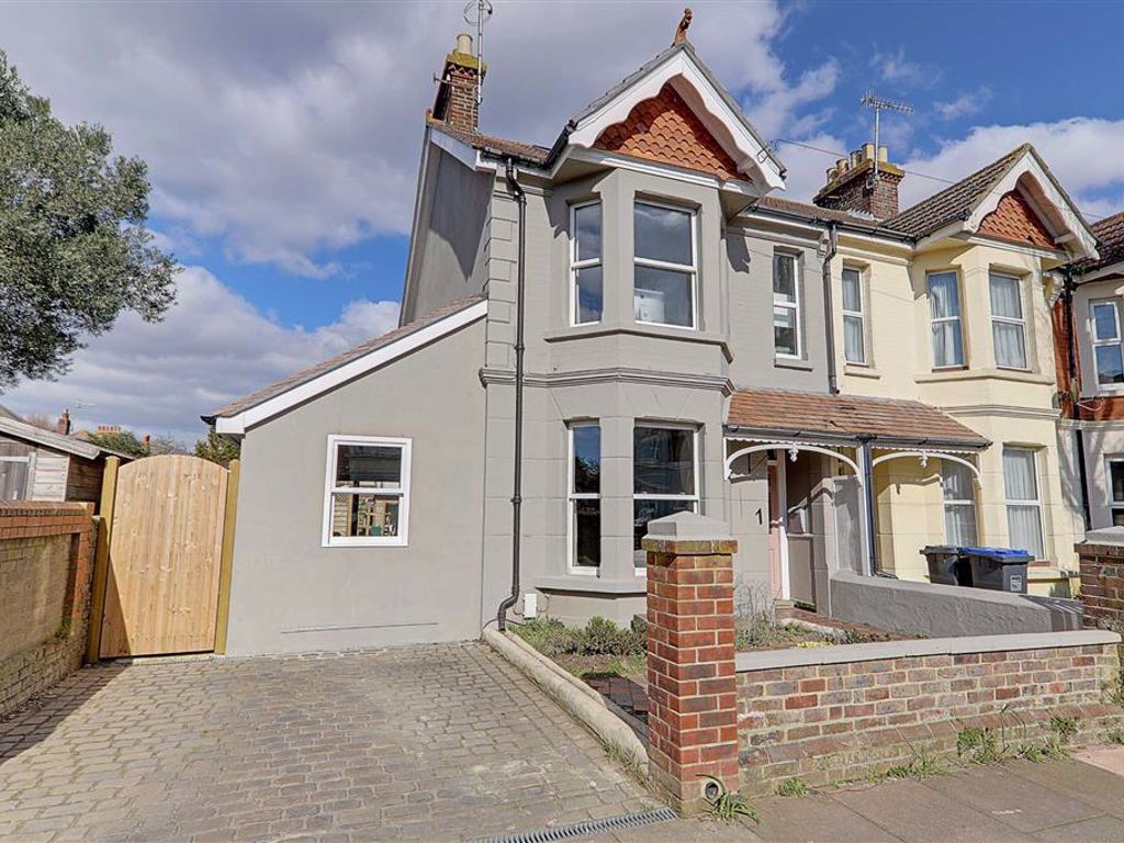 4 bed end terrace house for sale in Southfield Road, Broadwater